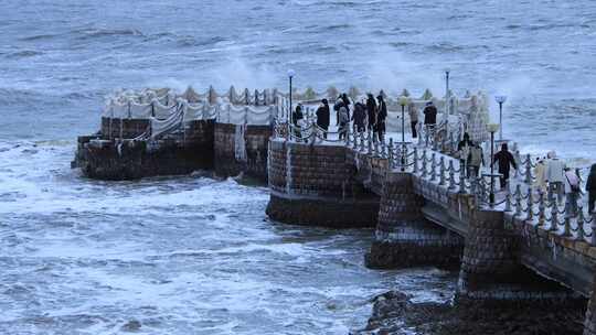 山东威海金海湾栈桥冰河世纪游客海冰海浪