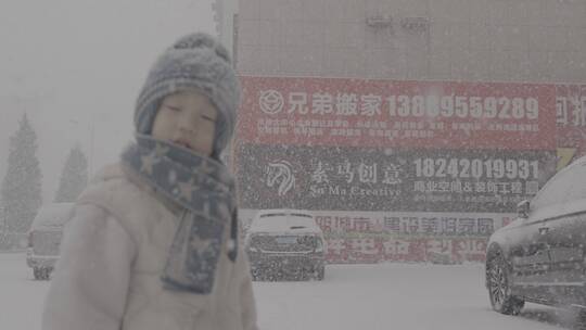 母子在雪地车旁打伞SLOG