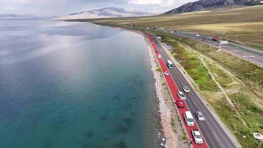 湖畔公路车流航拍全景