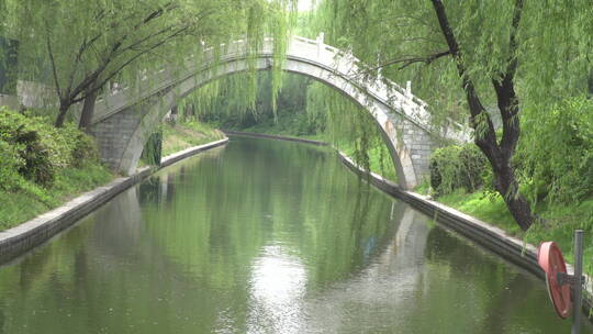 北京紫竹院公园架在长河上的石拱桥视频素材模板下载