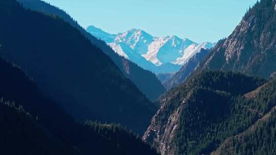 航拍高原雪山