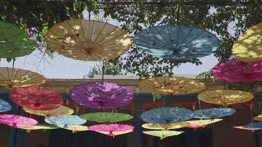 新疆库车热斯坦街倒挂的油纸伞