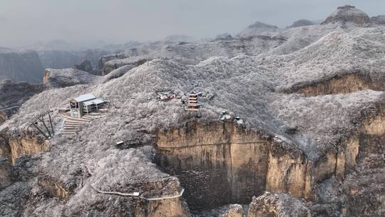 航拍焦作云台山峰林峡山脉冬季雾凇雪景