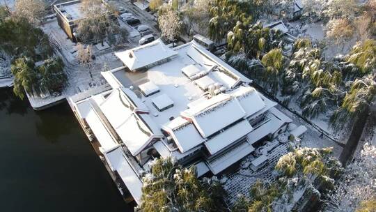 航拍山东济南大明湖5A景区冬天雪景