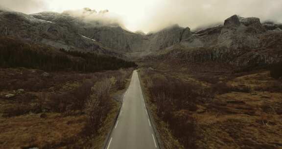 通往山区的孤独道路的景色