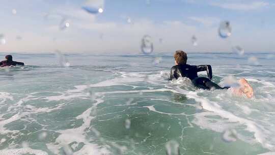 寻找海浪的冲浪者