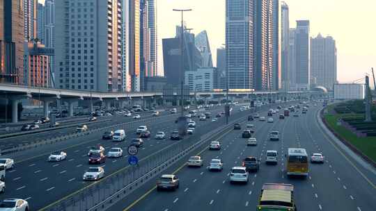 高峰时间在繁忙的城市道路上行驶的汽车