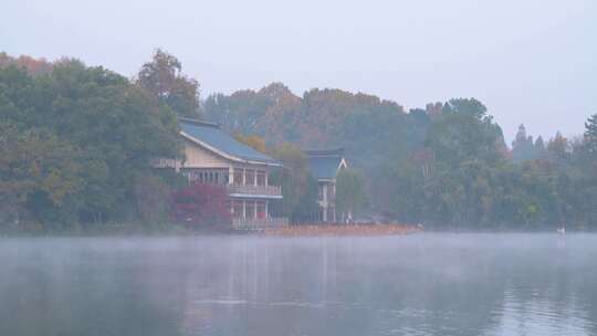 杭州西湖冬天清晨水面晨雾风景