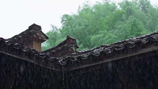 下雨的屋檐