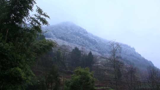 大山深处的小山村下雪的场景实拍