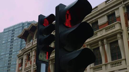 红绿灯斑马线行人车辆过街交通信号灯车流视频素材模板下载