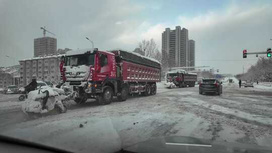 雪天交警指挥交通视频素材模板下载