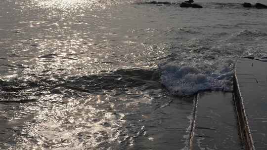 青岛海滨海浪冲击海岸浪花飞溅