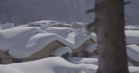 积雪深厚的雪乡特色小屋屋顶景象