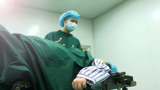 医院妇产科手术室-护士帮助母亲生孩子