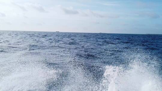 西沙群岛南海岛礁游轮远景水花地拍