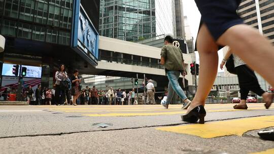 人们在香港繁华街道过马路