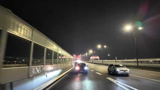 城市夜晚开车第一视角汽车窗外沿途风景马路