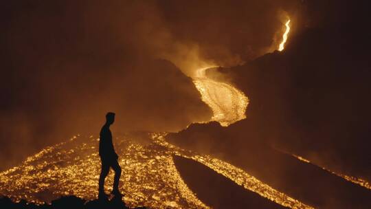 火山喷发前的探险家背影