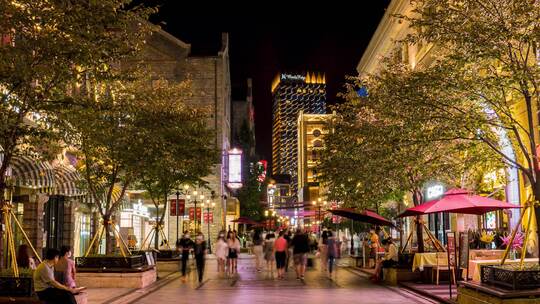 武汉江汉路步行街夜景人流延时