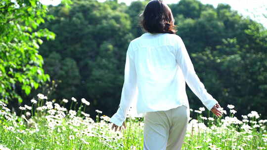 美女漫步草地沐浴阳光慢镜头特写