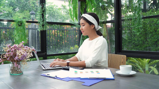 居家办公的美女