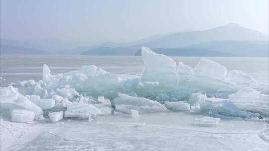 冰层冰盖冰块冬季寒冷湖泊水库视频素材模板下载