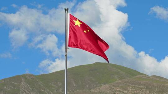 青藏高原飘扬的旗帜