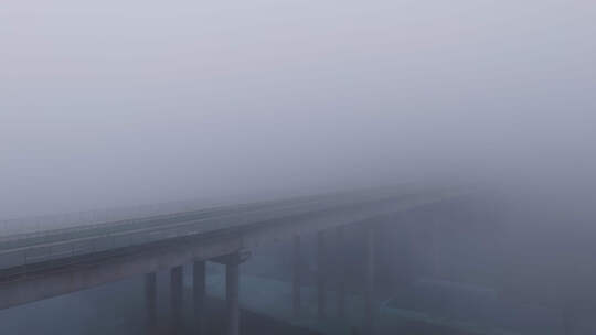 大雾天气高速公路空景视频素材模板下载