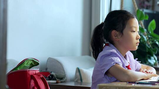 疫情停学在家上网课的中国女孩视频素材模板下载