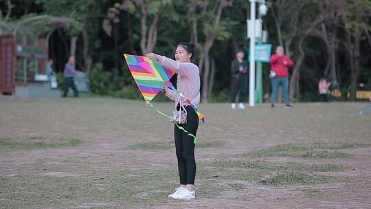 深圳莲花山公园广场上放风筝的市民小孩妇女