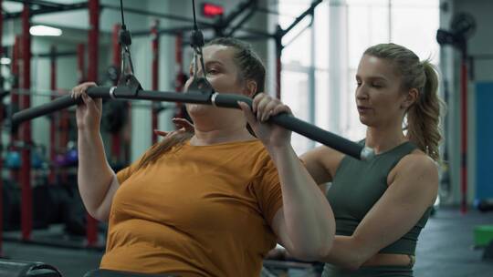 健身房里减肥的女性视频素材模板下载