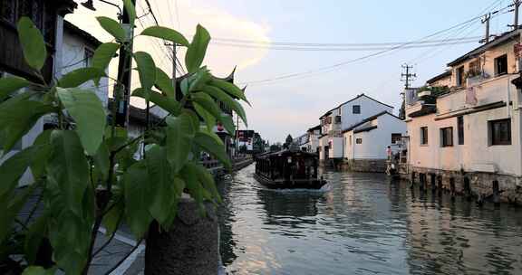 江南水乡苏州七里山塘 游船河道建筑风光