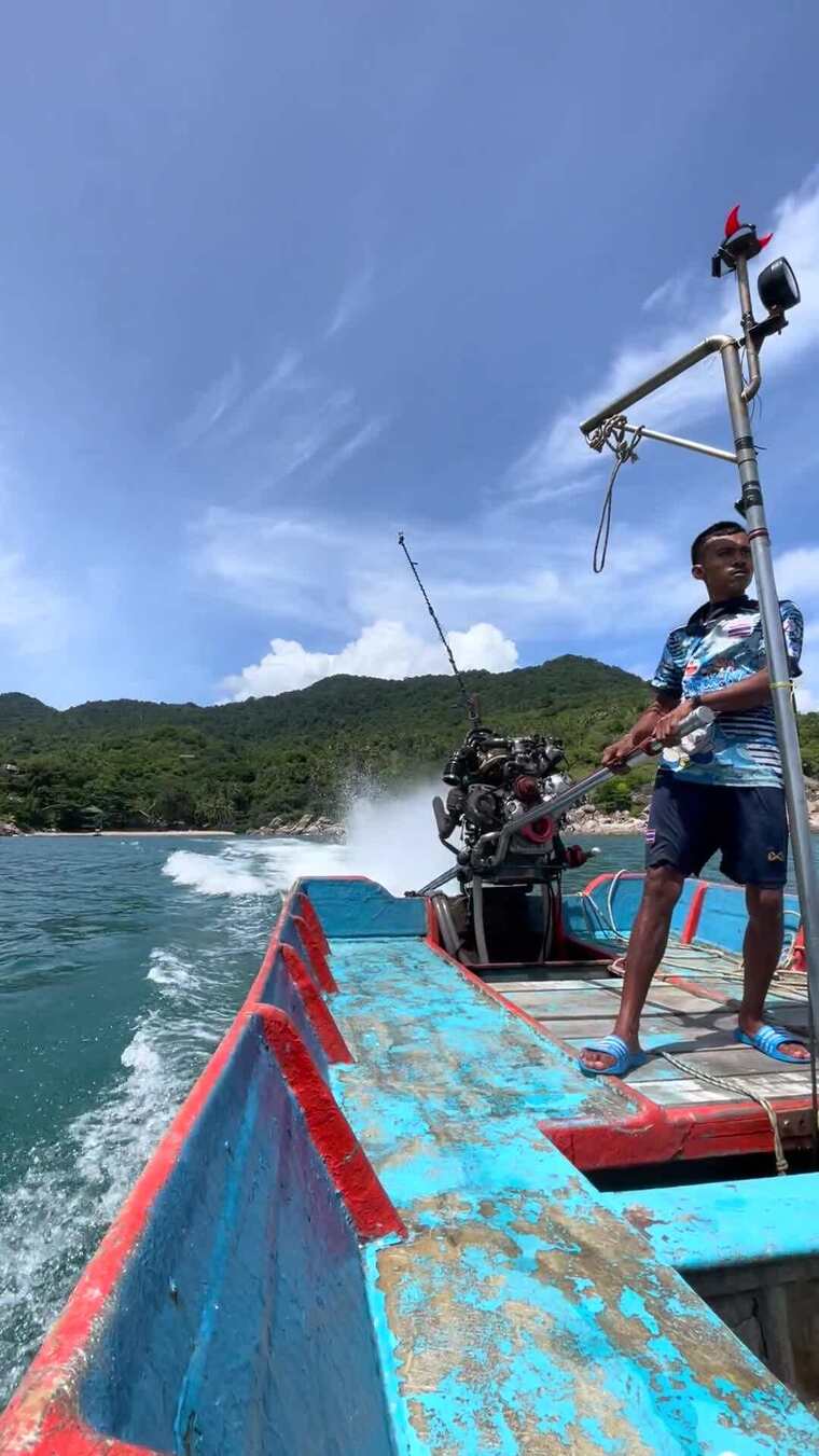 高速长尾船上的人