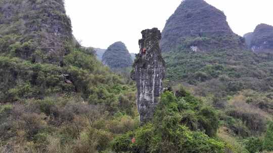 航拍广西阳朔岩壁上的攀岩者