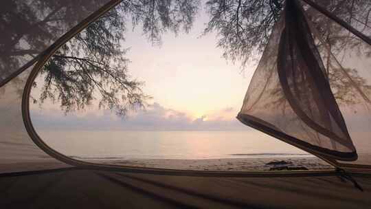 海滩上打开的帐篷的日出景观