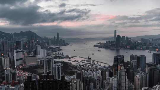 无人机飞过山头航拍整个香港城市海湾景观