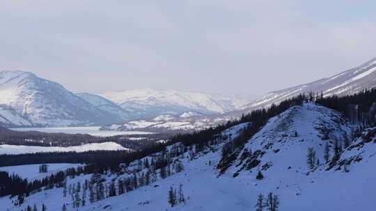 航拍新疆冬季喀纳斯湖雪景雪山森林冰河晨雾