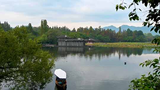 立冬早晨杭州西湖水面与游船水墨画风光