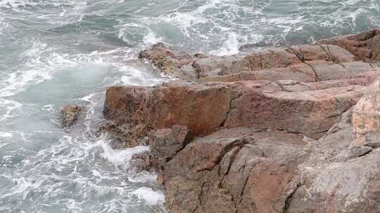 深圳海岸线-大梅沙礁石风起浪涌视频素材模板下载