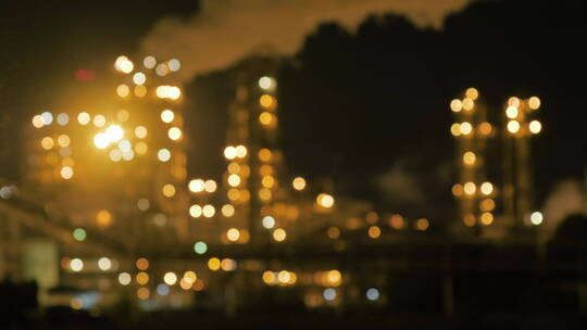 炼油厂夜间灯光和冒烟地烟筒视频素材模板下载