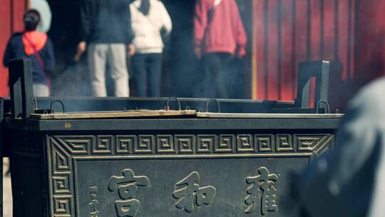 4K升格实拍北京雍和宫内焚香祈福的信徒