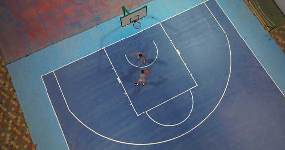 父亲和儿子打篮球的篮球场鸟瞰图街景