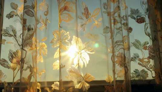 阳光透过花纹窗帘场景