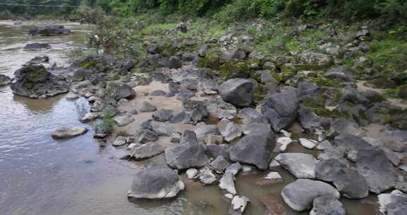 腾冲黑鱼河柱状节理景区