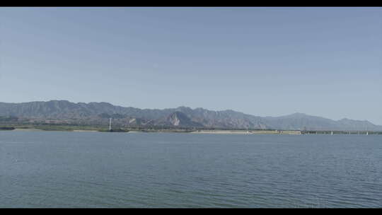 波光粼粼的湖面 远处有高山