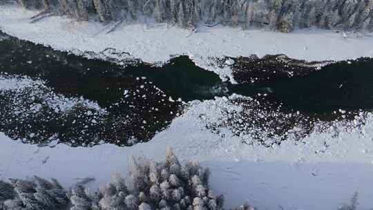 航拍冬季新疆喀纳斯河雪景