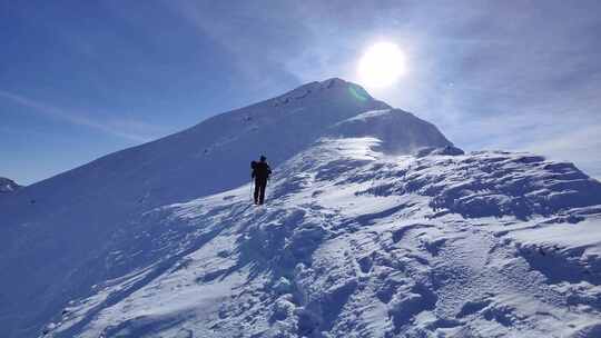 攀登雪山的攀登者的背影