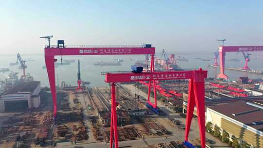 航拍扬州港口造船厂轮船货轮航行素材视频素材模板下载