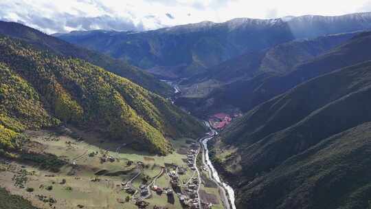 航拍四川甘孜措普沟茶洛村秋色风光